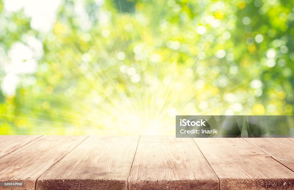 Mesa de madeira vazia talos, verde fundo desfocado árvores - Foto de stock de Mesa - Mobília royalty-free