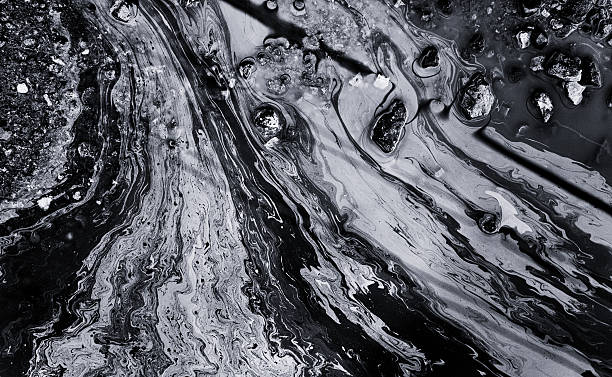 chemiczne wyciek ropy naftowej tło w czerni i bieli - oil slick obrazy zdjęcia i obrazy z banku zdjęć