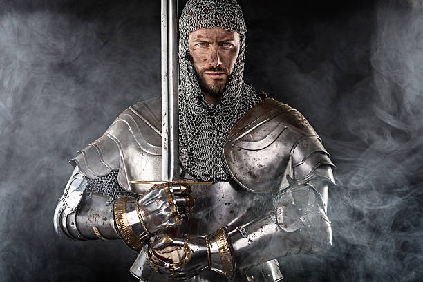 guerreiro medieval com corrente armadura e a espada - heavy dirty bad condition old fashioned - fotografias e filmes do acervo