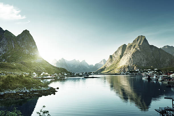 reine aldeia, ilhas lofoten, noruega - norway island nordic countries horizontal imagens e fotografias de stock