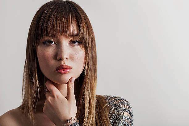 retrato de la hermosa chica con de pecas - bangs fotografías e imágenes de stock