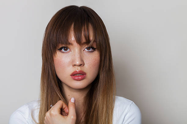 hermosa chica con de pecas - flequillo fotografías e imágenes de stock