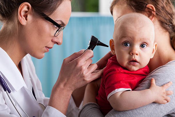 otorrinolaringólogo de niño haciendo examen de oído - otoscopio fotografías e imágenes de stock