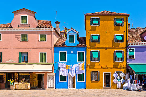 красочный город бурано недалеко от венеции в италии - vibrant color venice italy travel destinations architecture стоковые фото и изображения