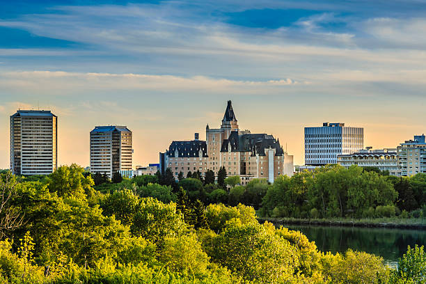 saskatoon wahrzeichen - bessborough stock-fotos und bilder