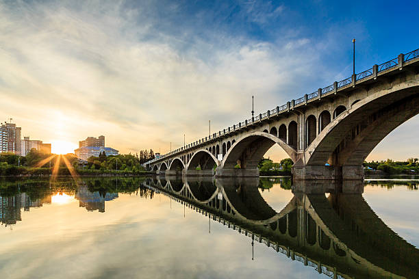 sonnenuntergang über der innenstadt von saskatoon - saskatchewan stock-fotos und bilder