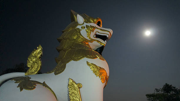 gran león tutores estatua en la entrada - burmese culture myanmar gold lion fotografías e imágenes de stock