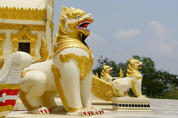 gran león tutores estatua en la entrada a shwedagon pagoda - burmese culture myanmar gold lion fotografías e imágenes de stock