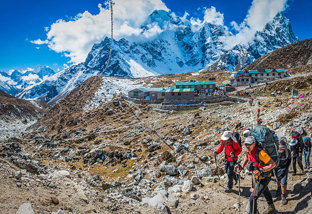 bergsteiger wandern am mount everest base camp trail himalajagebirge nepals - many glacier hotel stock-fotos und bilder