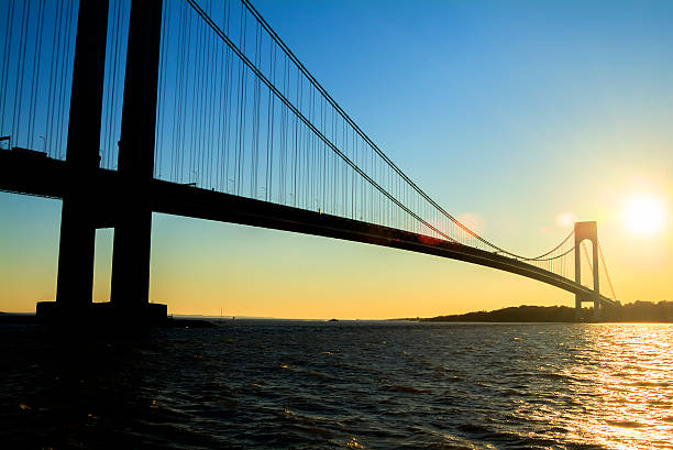 vista de la ciudad de nueva york, estados unidos. verazzano narrows bridge. - new york city brooklyn new york state bridge fotografías e imágenes de stock