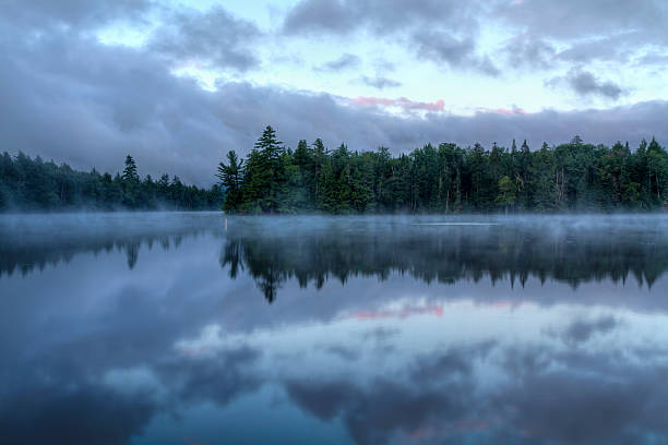 foggy morgen an der seventh lake - adirondack mountains adirondack state park air landscape stock-fotos und bilder