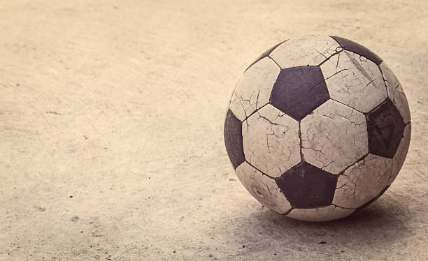 旧サッカーの背景、コンクリート - soccer ball old leather soccer ストックフォトと画像