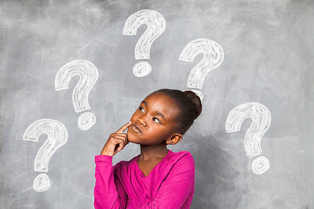 petite fille penser très dur - blackboard child thinking little girls photos et images de collection