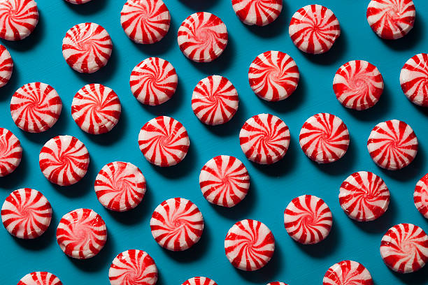 słodkie czerwone i białe miętówka - stick of hard candy candy cane candy peppermint zdjęcia i obrazy z banku zdjęć