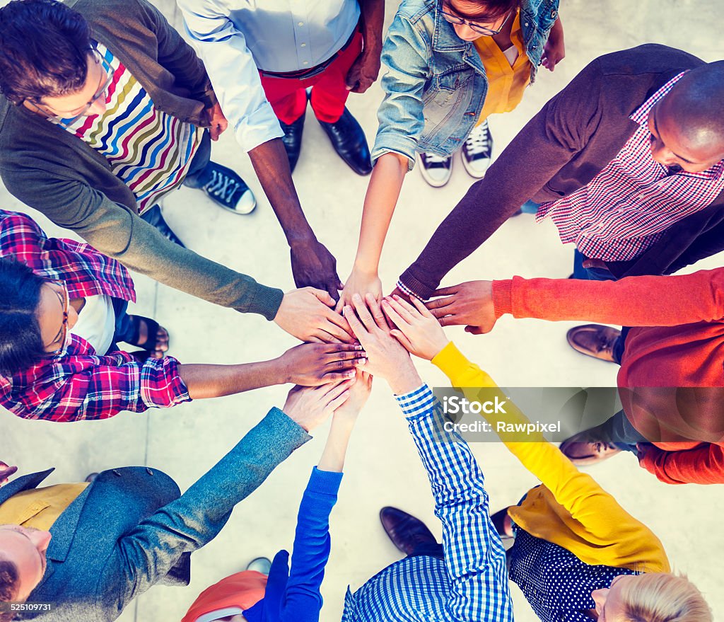 Diversidad e informal personas y la Unión un concepto - Foto de stock de Agarrados de la mano libre de derechos