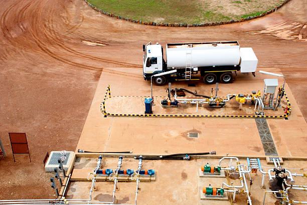 autocarro alla stazione di riempimento carburante - oil storage tank storage compartment fuel and power generation foto e immagini stock