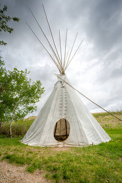 nativo americano tipi o teepee - wigwam tent north american tribal culture indigenous culture foto e immagini stock