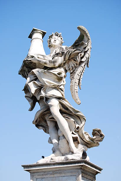 bernini's marmor-statue der engel mit kreuz vom sant'angelo - bernini castel fort tiber river stock-fotos und bilder