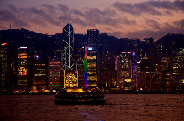 skyline von hong kong island bei nacht - architecture international landmark famous place decoration stock-fotos und bilder