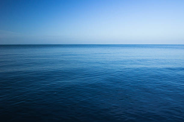 bleu de la mer - scène tranquille photos et images de collection