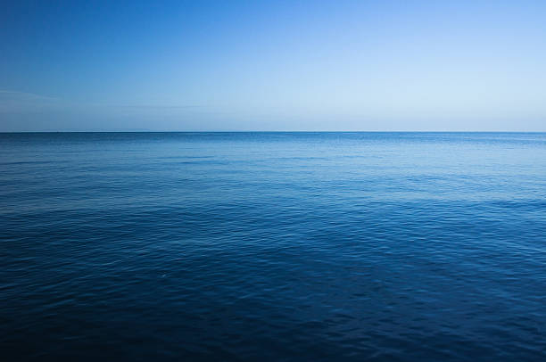 blu mare - horizon over water horizontal surface level viewpoint foto e immagini stock