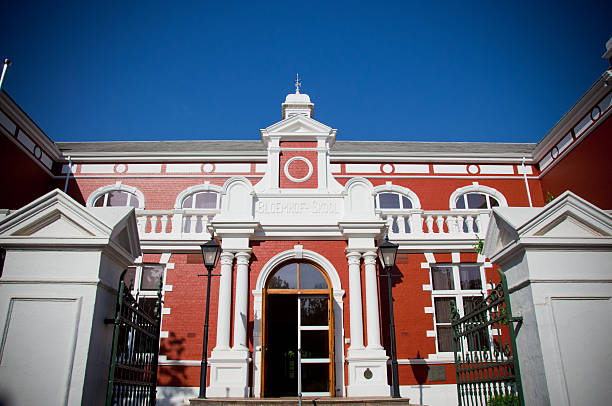vermelho e branco velho edifício, stellenbosch - stellenbosch - fotografias e filmes do acervo