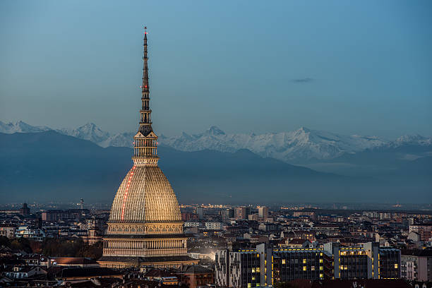 トリノ、モール antonelliana とアルプスの眺め - travel europe night dome ストックフォトと画像