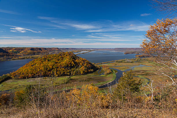 istock Mississippi River Autumn Vista 525142585