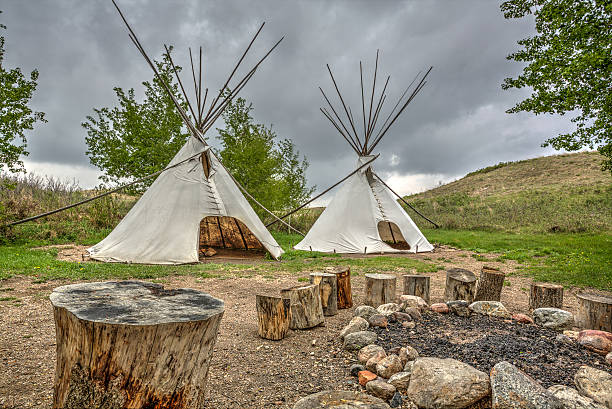 tepee da un focolare - wigwam tent north american tribal culture indigenous culture foto e immagini stock