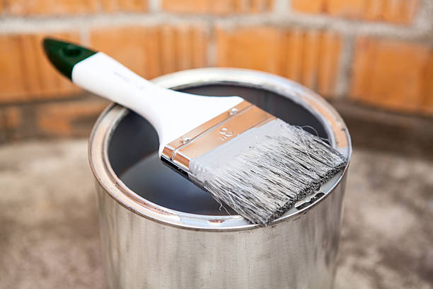 istock Paint brush in grey color laying on can 525149787