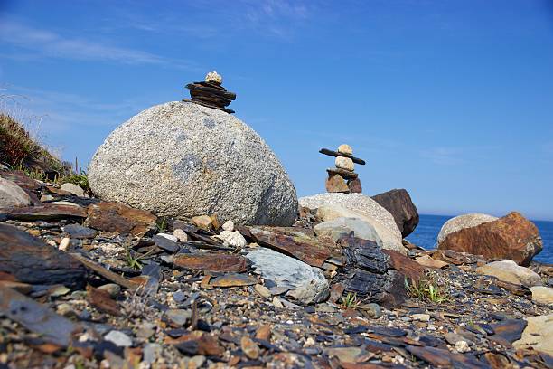 inukshuks na skaliste wybrzeże nowa szkocja, kanada - inunnguaq zdjęcia i obrazy z banku zdjęć