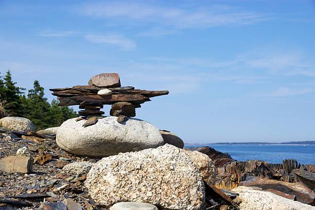 inuksuk na skaliste wybrzeże nowa szkocja, kanada - inunnguaq zdjęcia i obrazy z banku zdjęć