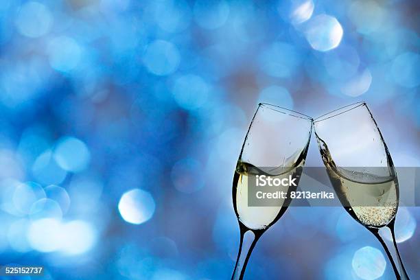 Gläser Mit Champagner Gegen Feuerwerk Stockfoto und mehr Bilder von Alkoholisches Getränk - Alkoholisches Getränk, Bildhintergrund, Blase - Physikalischer Zustand