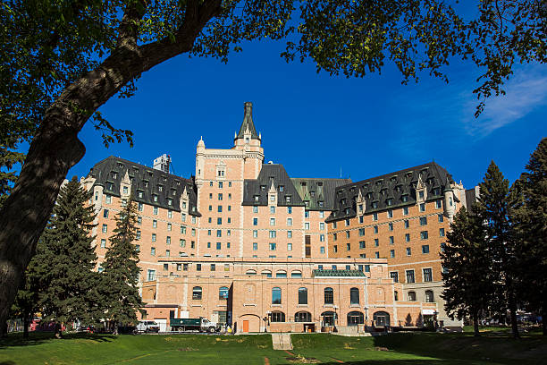 saskatoon wahrzeichen - bessborough stock-fotos und bilder