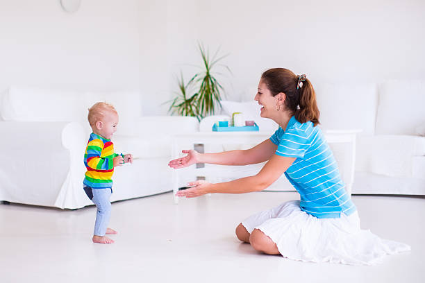 bellissimo bambino fare i primi passi - steps baby standing walking foto e immagini stock