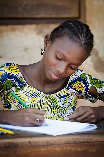 preto menina desenho e escrita letras para comunicar em áfrica - education blackboard africa youth culture imagens e fotografias de stock