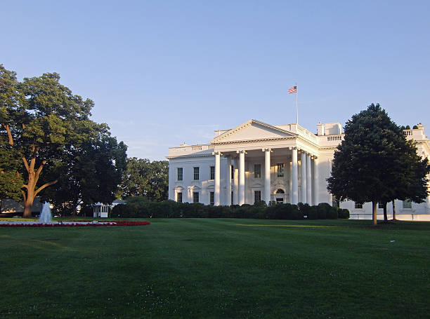 the white house, washington dc - washington dc day white house american flag fotografías e imágenes de stock