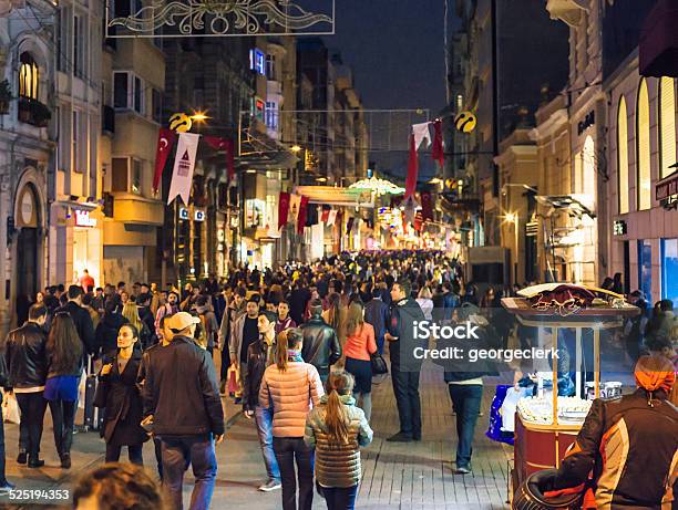 Crowds On Istiklal Caddesi-foton och fler bilder på Istiklal Caddesi - Istiklal Caddesi, Folkmassa, Gata