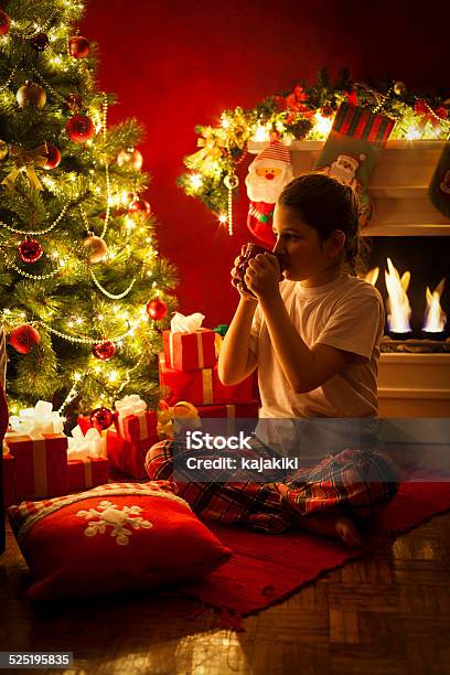 Víspera De Navidad Foto de stock y más banco de imágenes de Fuego - Fuego, Navidad, 10-11 años