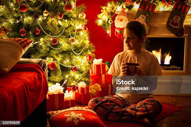 Víspera De Navidad Foto de stock y más banco de imágenes de Chimenea - Construcción para calentarse - Chimenea - Construcción para calentarse, Navidad, Árbol