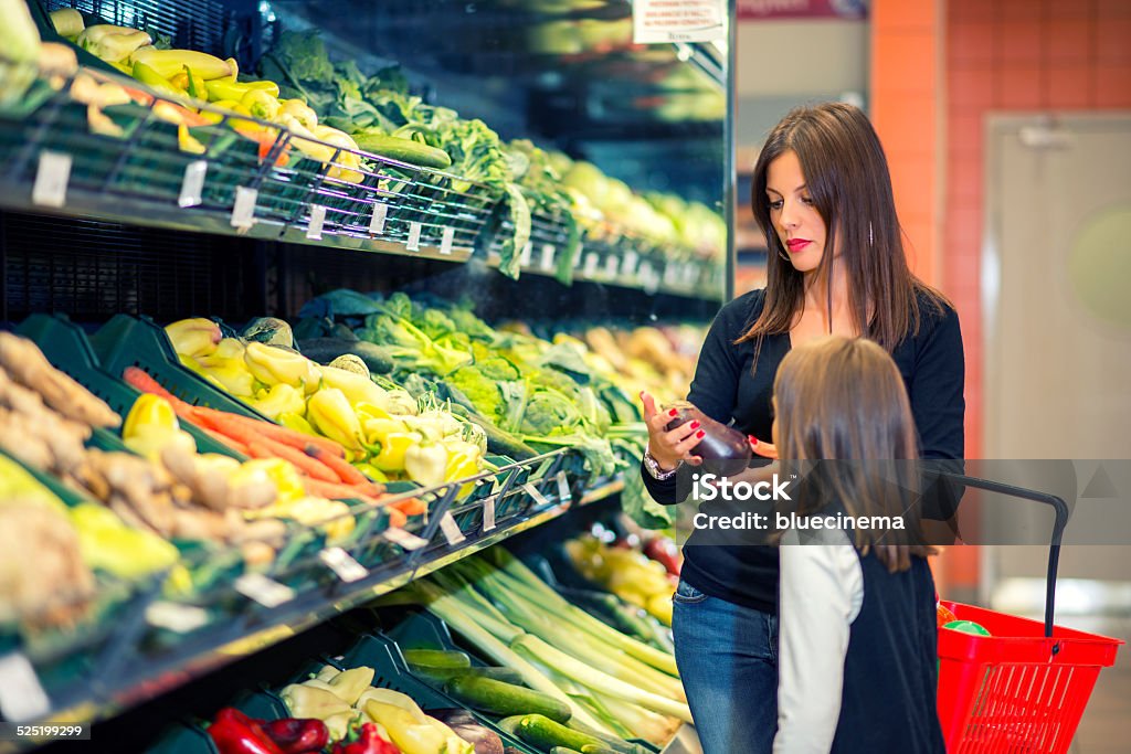 Madre e hija comprar verduras juntos - Foto de stock de 30-39 años libre de derechos