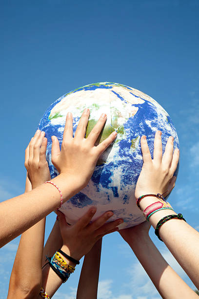 hand holding globus - world in hands fotos stock-fotos und bilder