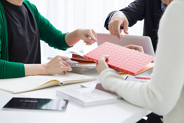 istock Men and women who are meeting 525200575
