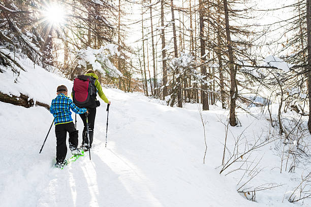 matka i syn wyścigi na rakietach śnieżnych - snowshoeing snowshoe child winter zdjęcia i obrazy z banku zdjęć