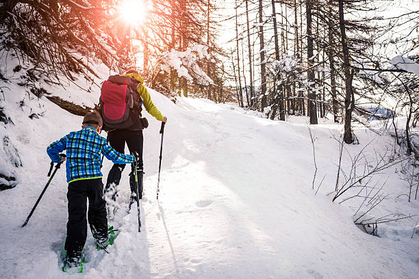 matka i syn wyścigi na rakietach śnieżnych - snowshoeing snowshoe child winter zdjęcia i obrazy z banku zdjęć