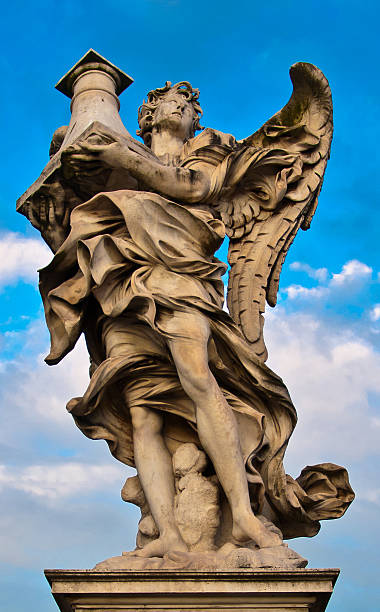 bernini de mármol estatua del ángel de sant'angelo puente - bernini castel fort tiber river fotografías e imágenes de stock