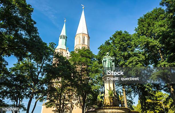 Heinrichsbrunnen In Braunschweig Stockfoto und mehr Bilder von Braunschweig - Braunschweig, Bronze, Deutsche Kultur