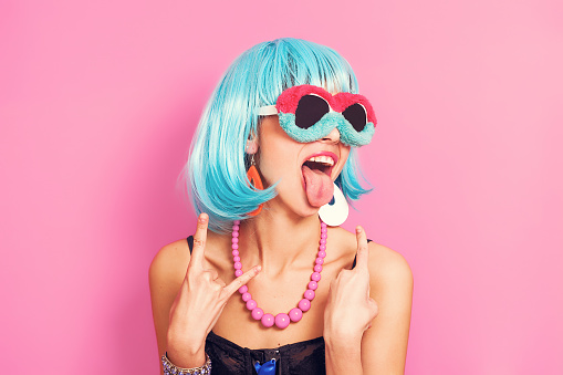 Retrato de chica pop con extrañas gafas de sol y peluca azul photo
