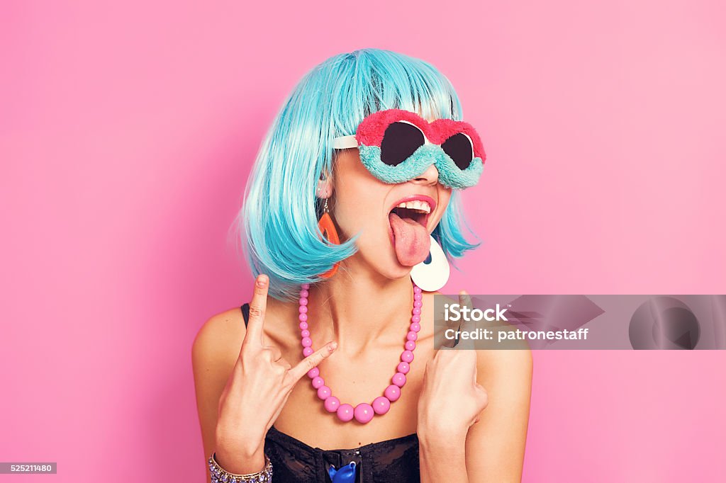 Retrato de chica pop con extrañas gafas de sol y peluca azul - Foto de stock de Raro libre de derechos