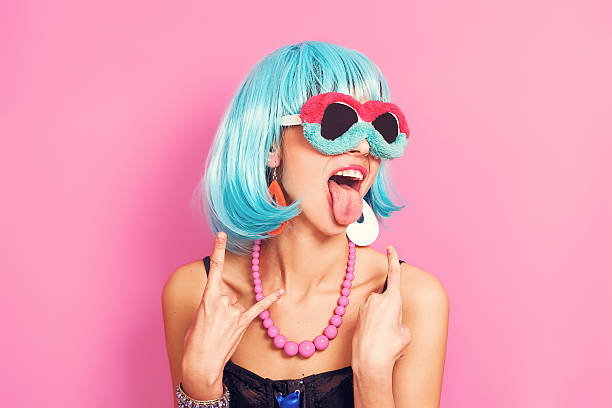 retrato de chica pop con extrañas gafas de sol y peluca azul - cultura juvenil fotos fotografías e imágenes de stock